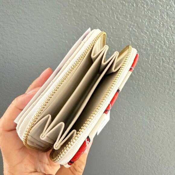 Coach CBR71 Essential Small Zip Around Card Case With Quilting And Heart Print - Picture 9 of 12